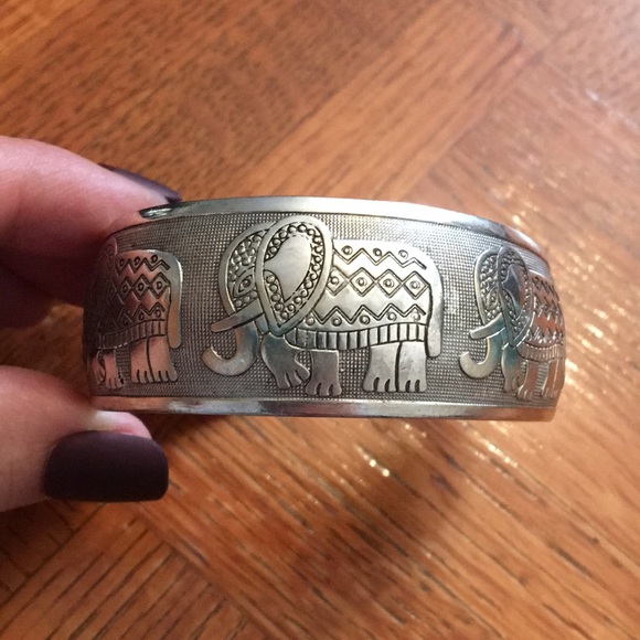 ⛸TRADED⛸Vintage Tibetan Silver elephant cuff bracelet - Picture 2 of 13